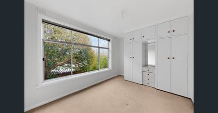 Bright & Low-Maintenance Living in a Prime Glen Iris Pocket - Photo 4