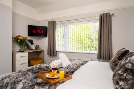 4 bedroom semi-detached house to rent - Photo 4