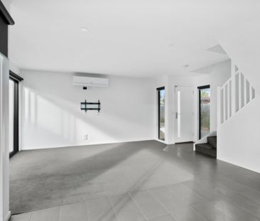 Modern Double-Level Townhouse Opposite Victoria Park, Minutes from ... - Photo 4