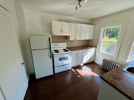 **COZY UPPER 1 BEDROOM UNIT IN WELLAND** - Photo 4