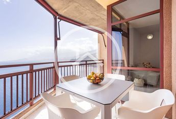 Amplio apartamento de cuatro dormitorios con vistas al mar en Radazul Bajo