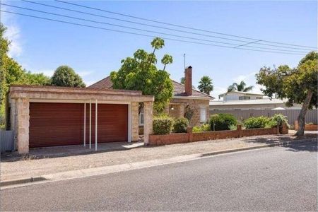 Beautifully restored 1950s home on large block with big sheds. - Photo 4