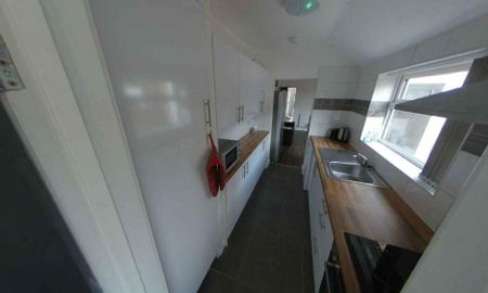 4 bedroom terraced house to rent - Photo 2