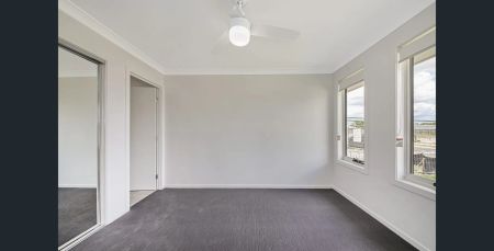 Modern 3 Bedroom Home - Photo 2