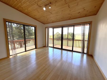 Country Charm - Large Family Home with picturesque views - Photo 3