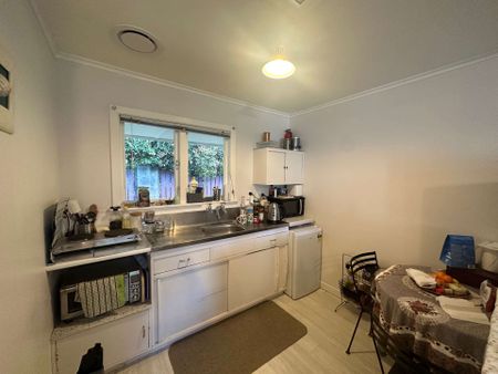 AFFORDABLE STUDIO - EPSOM - Photo 3