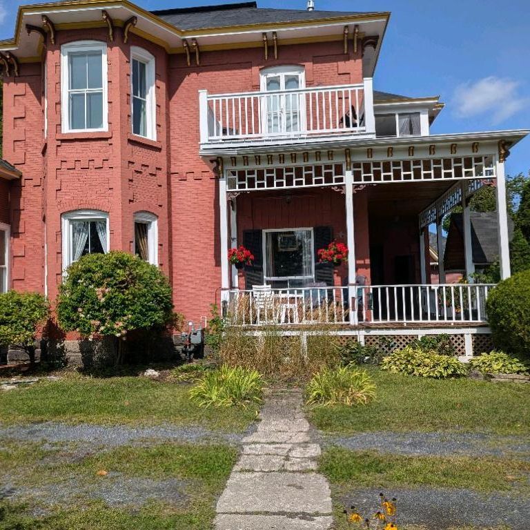 Logement hors du commun de style victorien datant de 1880 à Cowansville - Photo 1