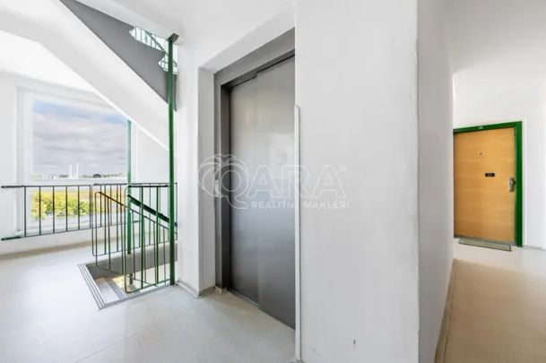 Pronájem prostorného světlého bytu 3+1 s lodžií, Běhounkova, Praha 5 - Fotografie 1