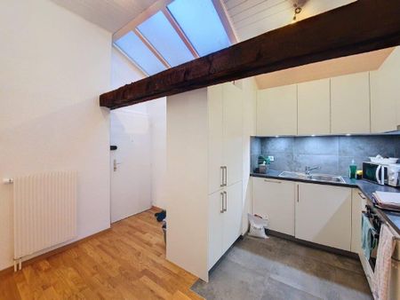 Charmant appartement entièrement rénové de 3 pièces dans les combles - Photo 2