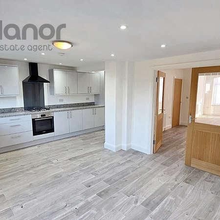 Stradbroke Grove, Clayhall, IG5 - Photo 1