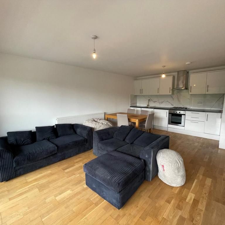 4 bedroom flat to rent - Photo 1