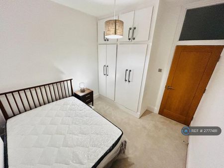 1 bedroom in a house share to rent - Photo 3