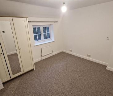 3 bedroom mews to rent - Photo 5