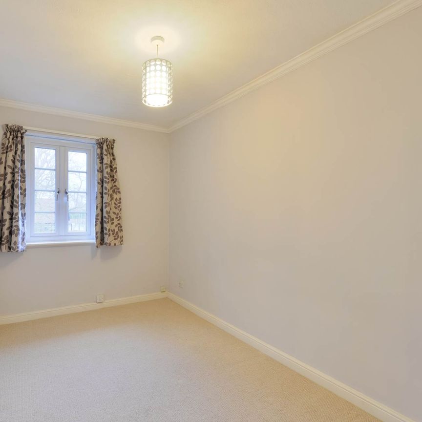 Tattenham Crescent, Epsom - Photo 1