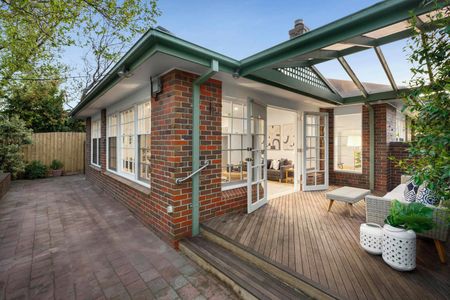 3 BEDROOM HOME IN LEAFY LOCALE NEAR LANDCOX PARK! - Photo 3
