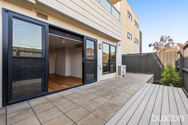 Stunning ground floor 2B apartment with huge courtyard - Photo 1