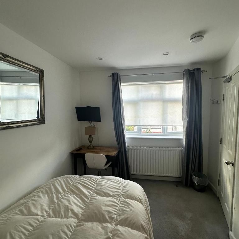 Brassie Avenue, East Acton, London, W3 7DF - Photo 1