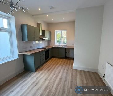 4 bedroom semi-detached house to rent - Photo 2