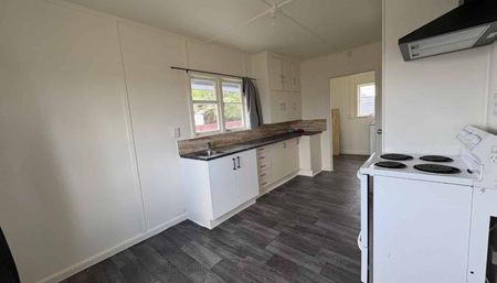 Three Bedrooms on Clyde - Photo 3