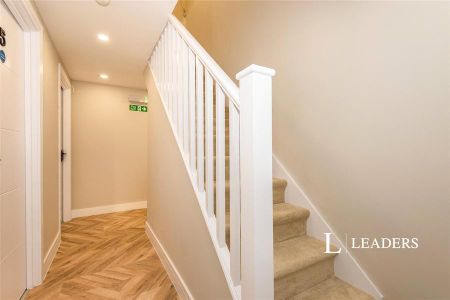 property to rent Sherwood Crescent, Reigate, Surrey, RH2 - Photo 4