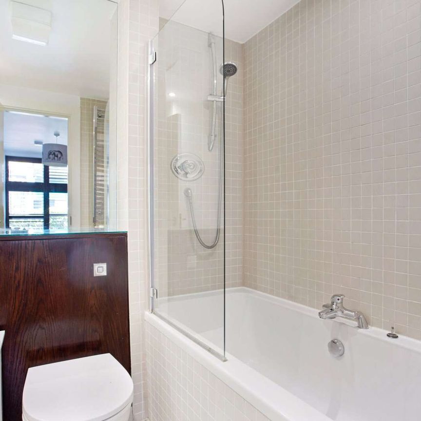 Well-located contemporary art deco style two bed apartment with secure garage space - Photo 1