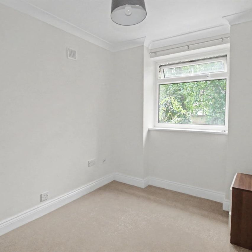 Two Oaks, Weybridge - Photo 1