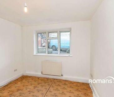 Kirriemuir Gardens, Ash, Aldershot, Surrey, GU12 - Photo 3