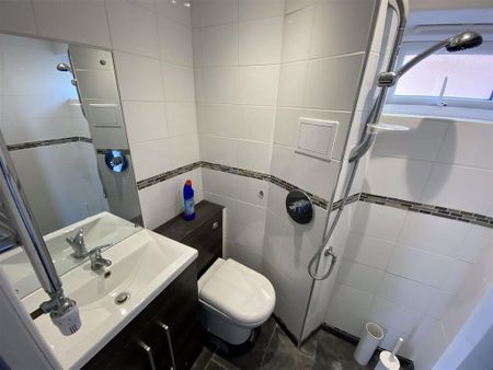 1 bedroom in a house share to rent - Photo 5