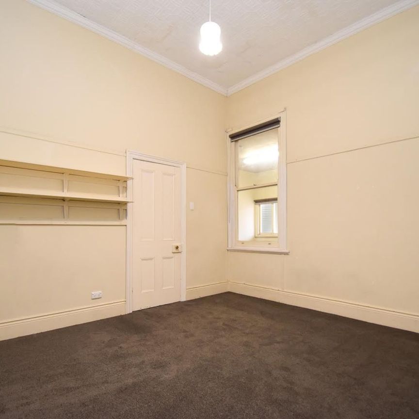 Central Location - Three Bedrooms with Brand New Carpet - Photo 1