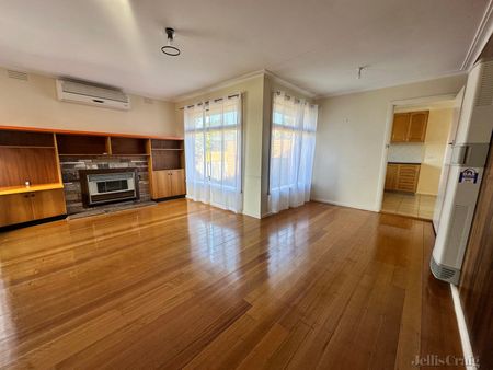 14 Dianne Street, Bundoora - Photo 2