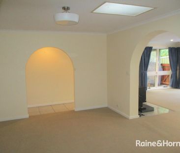 Spacious Family Home with Pool, including fortnightly servicing - Photo 2
