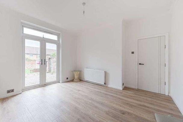 The Approach, London, East Acton, W3 - Photo 1