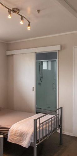 Tidy bedroom in shared housing! - Photo 1