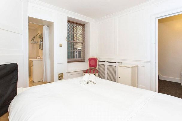 3 bedroom flat in Soho - Photo 1