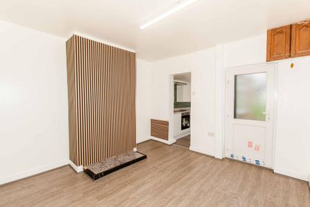 2 bedroom end of terrace house to rent - Photo 2