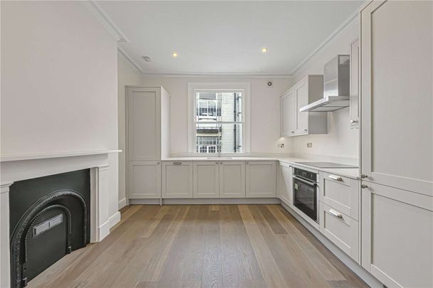 Two bedroom splits level apartment refurbished throughout. - Photo 1