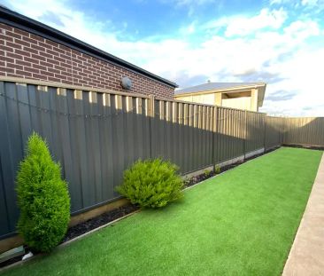 “Stunning 4 Bedroom Family Home” - Photo 6