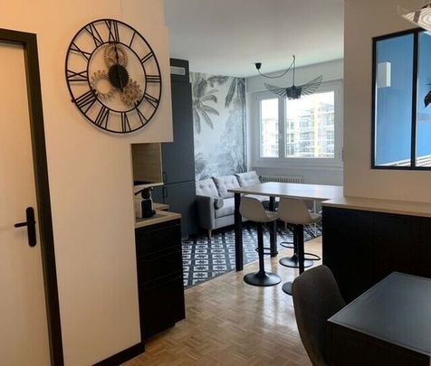 Tastefully furnished 2-room apartment - Separate bedroom - Photo 1