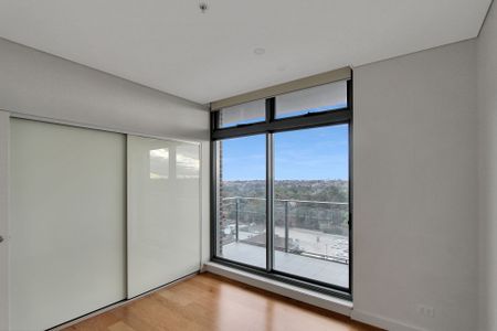 Supar Large 2 Bedroom Apartment with Unblocked View and Oversize Balcony! - Photo 4