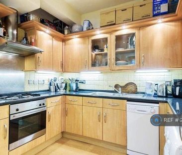 1 bedroom in a flat share to rent - Photo 3