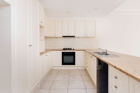 A classic beauty offering a cosmopolitan lifestyle! - Photo 3