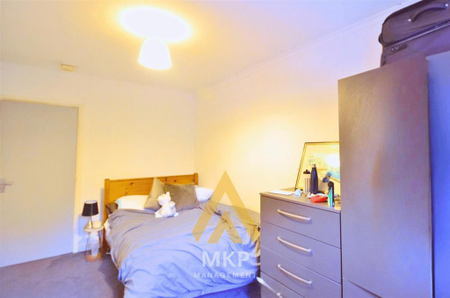 8 bedroom detached house to rent - Photo 3