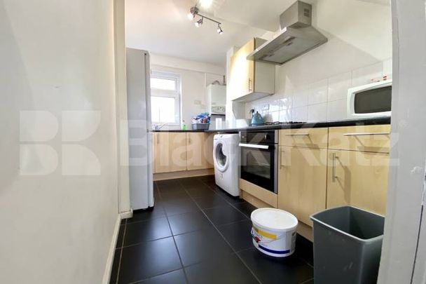 Arranged over two floors with wooden floors - Photo 1