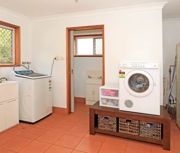 4 BEDROOM FAMILY HOME ON MEIKLEVILLE HILL! - Photo 3