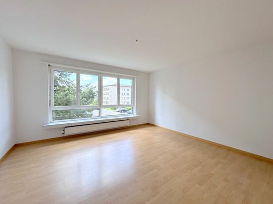 Beautiful 3-room apartment with a large veranda - Photo 1