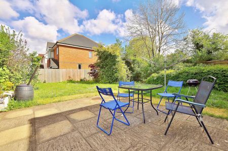 4 bedroom semi-detached house to rent - Photo 4