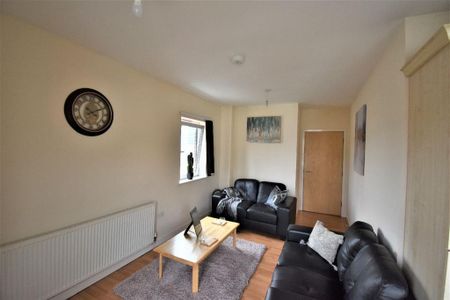 3 bedroom flat to rent - Photo 2