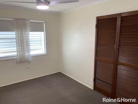 Spacious Family Home in a Quiet Cul-de-Sac! - Photo 3