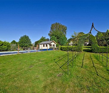 A detached cottage set in over two acres of gardens right in the heart of Chieveley. - Photo 1