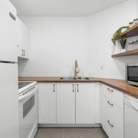 Superbe 4 ½ . Vieux-Québec. Tout inclus. Location au mois. - Photo 4